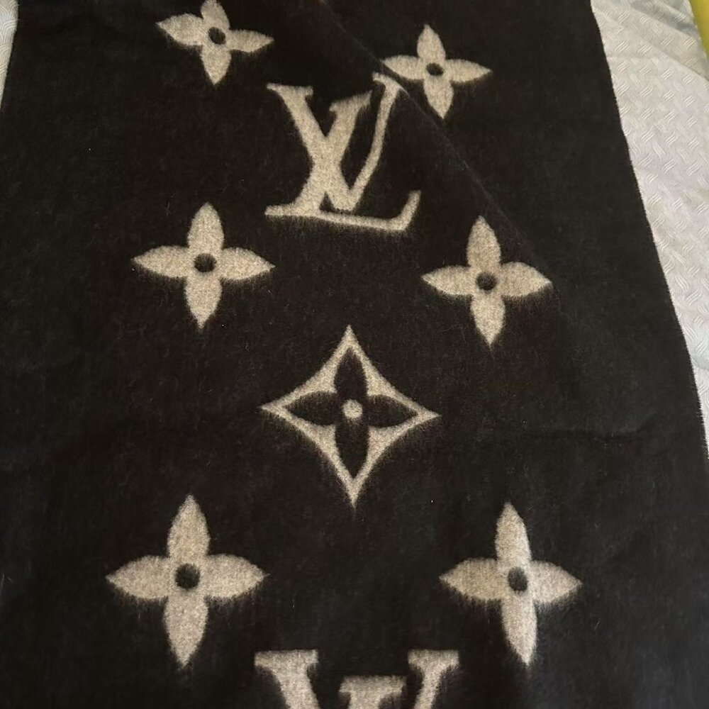 Louis Vuitton Reykjavik Scarf New In Box